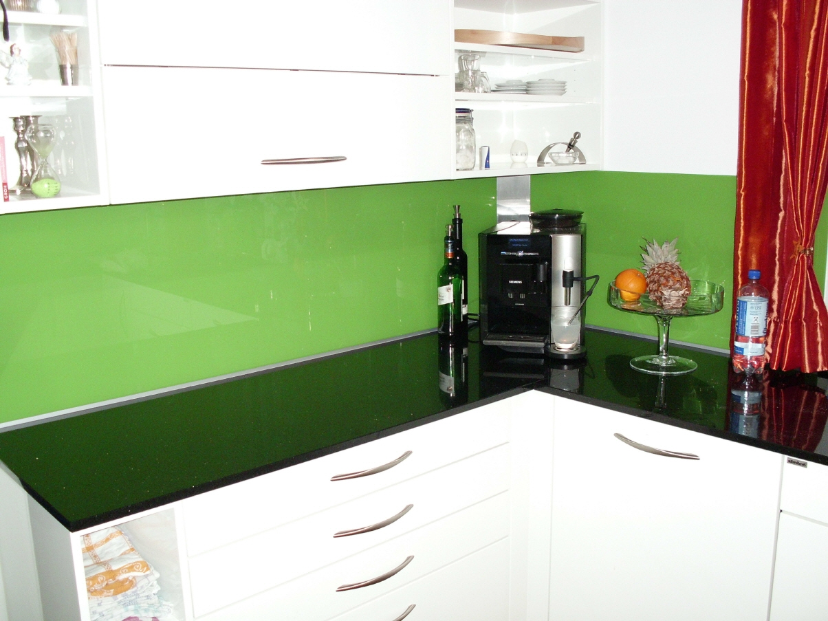 Küchenrückwände mit lackierten Gläser