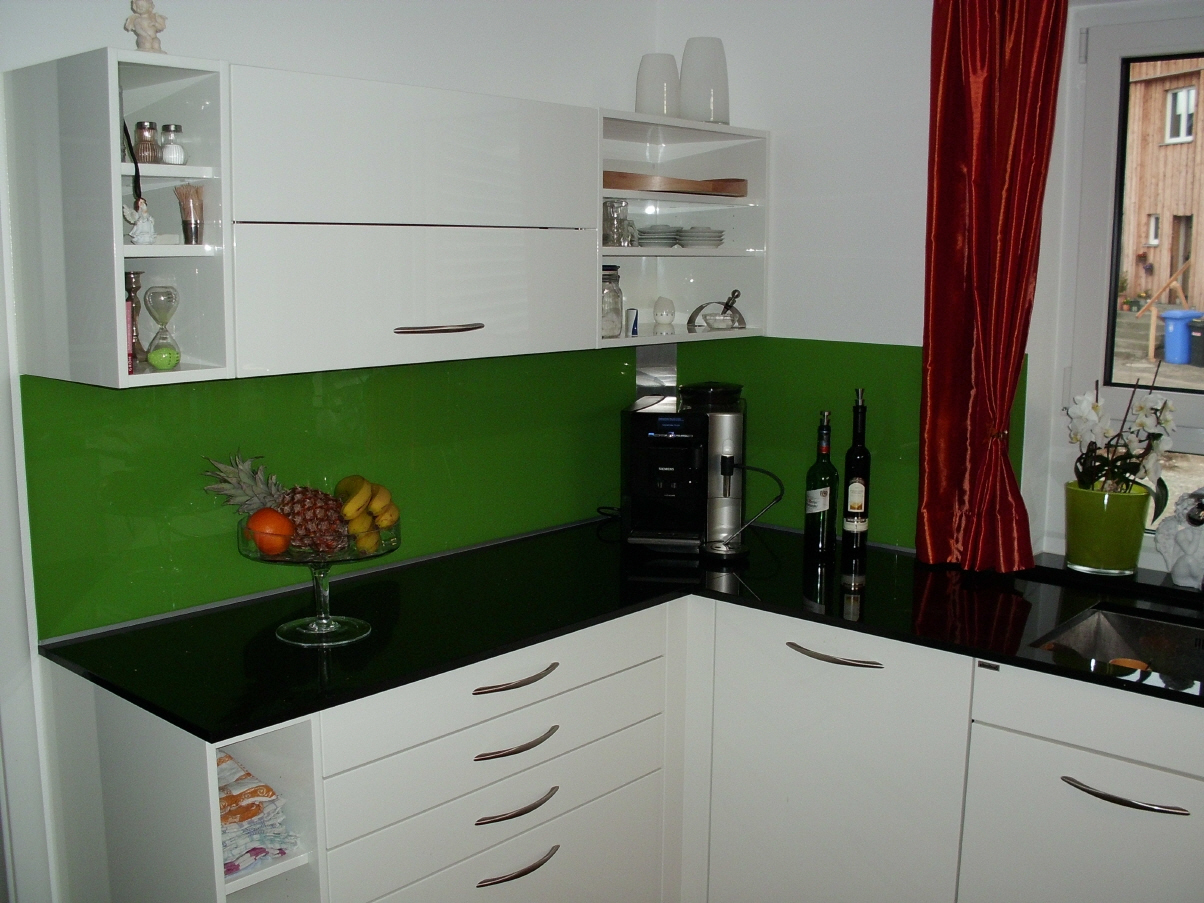 Küchenrückwände mit lackierten Gläser