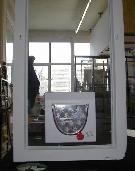 Weiße Katzenklappe direkt im Isolierglas