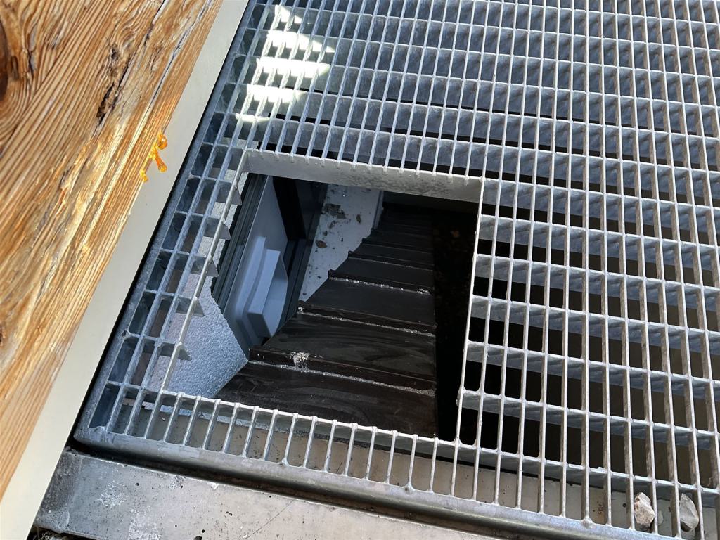 Katzenklappe im Kellerschacht montiert
